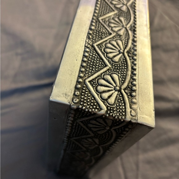 Pressed Embossed Tin or Aluminum metal jewelry box - Picture 8 of 9